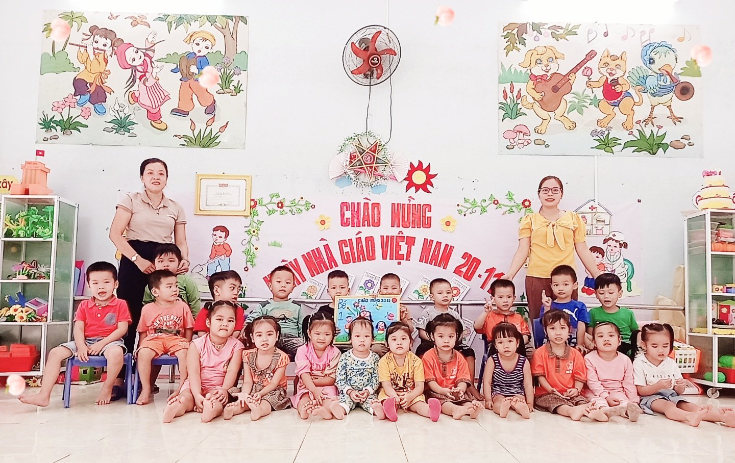 Hình ảnh lớp bé 1 tổ chức các hoạt động chào mừng ngày nhà giáo Việt Nam 20-11