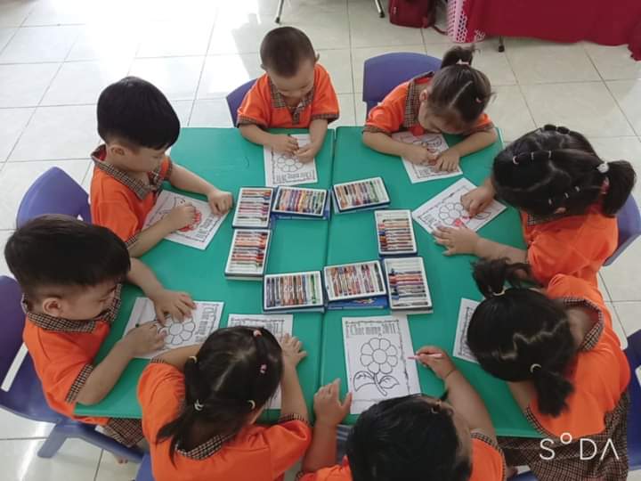 Hình ảnh lớp bé 1 tổ chức các hoạt động chào mừng ngày nhà giáo Việt Nam 20-11