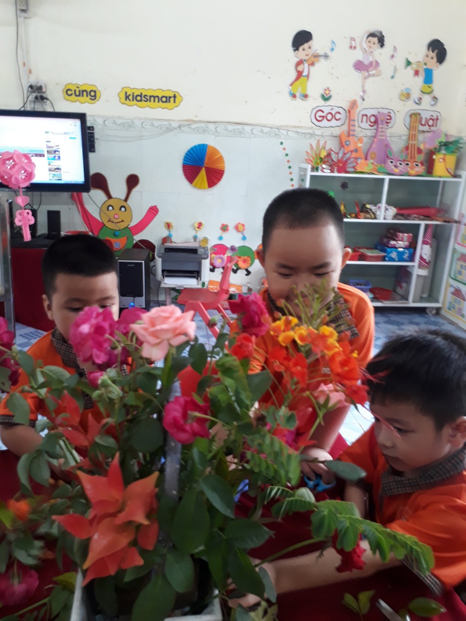Lớp Nhỡ 3: Tổ chức hoạt động cắm hoa chào mừng ngày 20/11